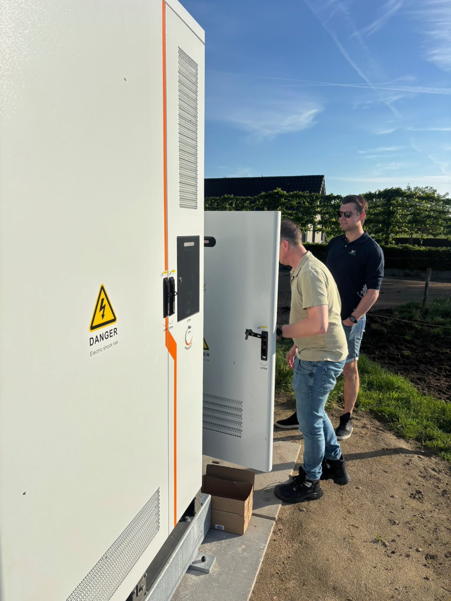 Rens Stegink levert een batterijsysteem op bij een klant van UltiPower