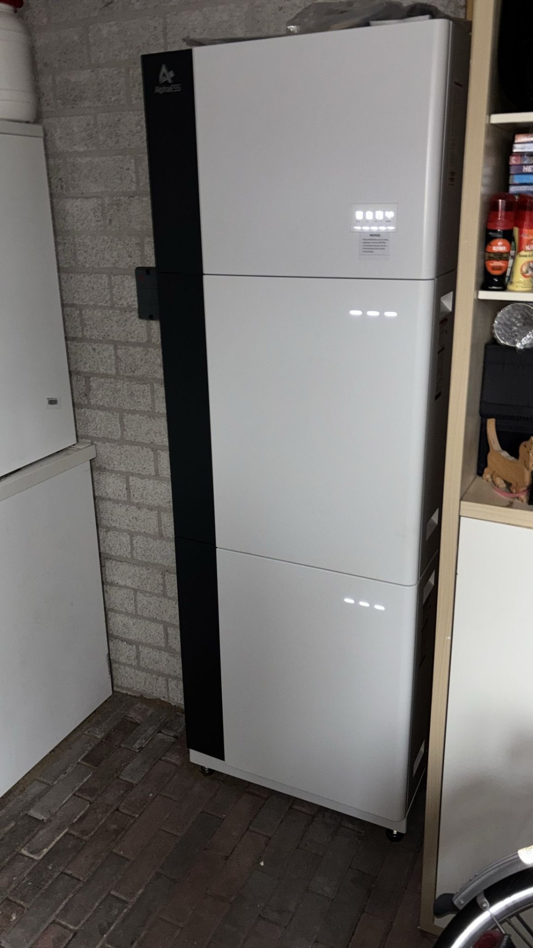 Echte UltiPower-installatie van AlphaESS thuisbatterij in bijkeuken — Achterhoek